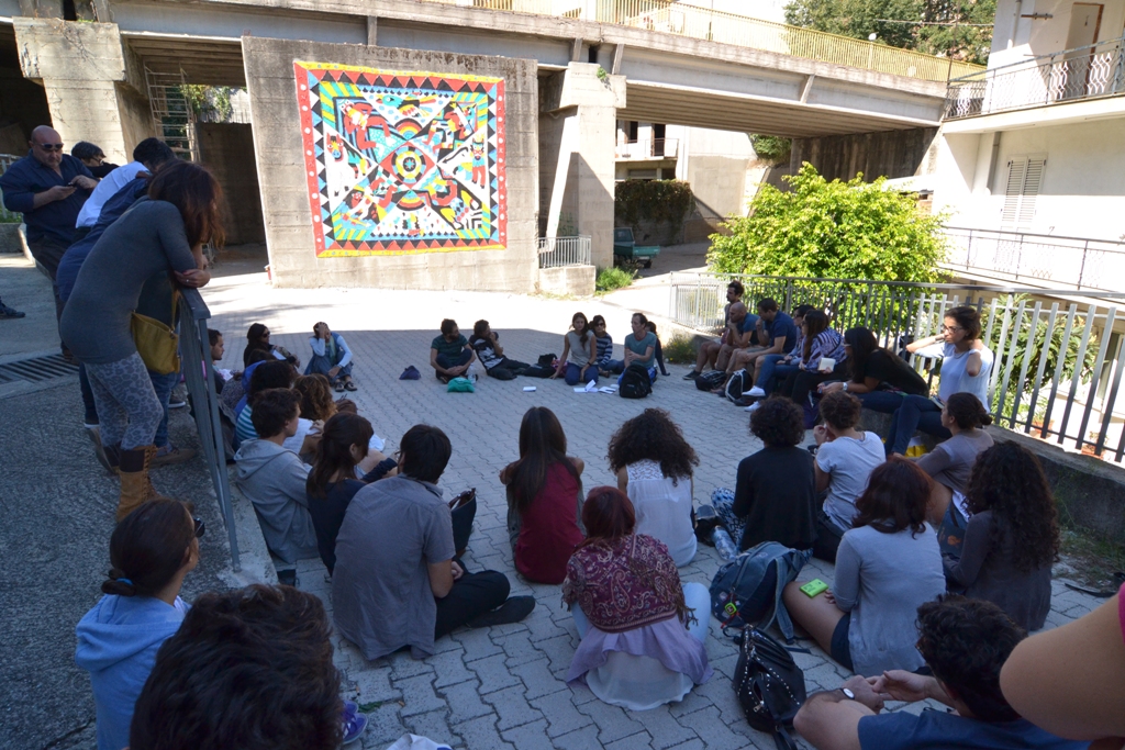 Rosarno un gruppo di studenti ed artisti al lavoro